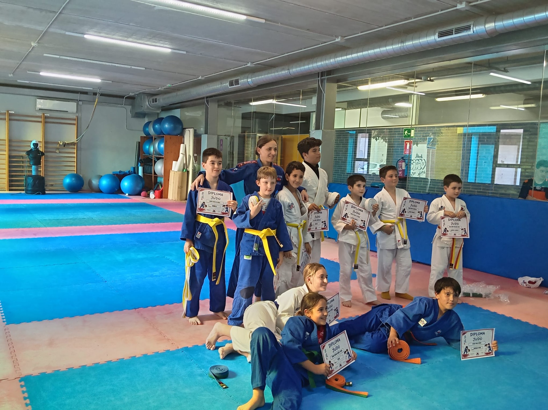 Como cada año, nuestros judokas han vivido uno de los momentos más especiales del curso: su pase de grado.

Tras meses de esfuerzo, constancia y aprendizaje, hoy reciben su recompensa.

No solo han demostrado su evolución técnica, sino también los valores que hacen grande al judo: respeto, compañerismo, disciplina y superación.

Cada cinturón no es solo un color… es el reflejo de todo el camino recorrido.